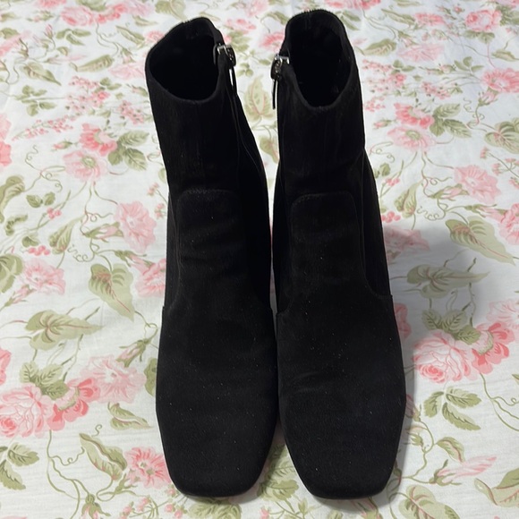 Beautiful Marc Fisher Black Ankle Boots with Suede Material and Zipper Closure - Picture 1 of 4